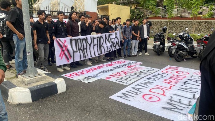 Massa mahasiswa UIN Walisongo Semarang aksi #prayforngaliyan, Senin (25/11/2024).