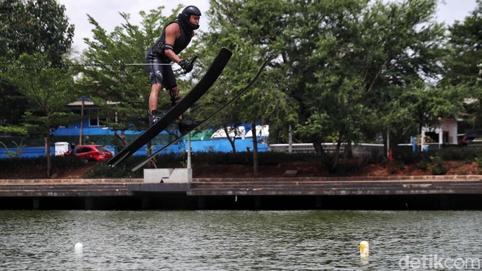 Atlet ski air menjalani latihan di Danau Sunter, Jakarta Utara, Senin (25/11/2024). Latihan ini untuk persiapan menghadapi turnamen nasional dan internasional mendatang.
