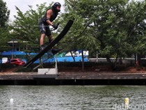 Melihat Atlet Ski Air Latihan di Danau Sunter