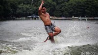 Atlet Ski Air Dimas Ridho terjatuh saat latihan.