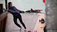 Salah satu atlet melakukan pemanasan sebelum mengikuti latihan di Danau Sunter.