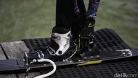 Ski Air adalah olahraga air yang atletnya menggunakan papan yang ditarik dengan boat. Sepatu dan papan ski salah satu elemen penting dalam olahraga ski air.