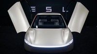 Penggemar Tesla di London dan Paris akan dapat melihat sekilas model baru tersebut dalam jangka waktu yang sama, sementara mereka yang berada di Amsterdam, Oslo, dan Stockholm dapat mengharapkannya berada di kota tersebut mulai pertengahan hingga akhir Desember. REUTERS/Daniel Cole