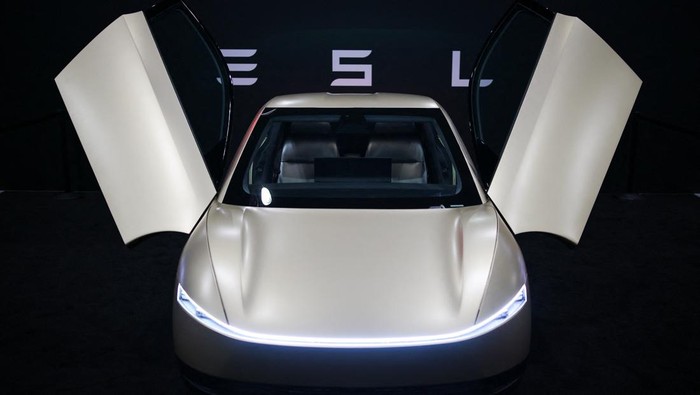 Melihat Lebih Dekat Tesla Cybercab, Mobil Tanpa Setir dan Pedal A Tesla Cybercab is displayed at the Los Angeles Auto Show, in Los Angeles, California, U.S., November 21, 2024. REUTERS/Daniel Cole TPX IMAGES OF THE DAY