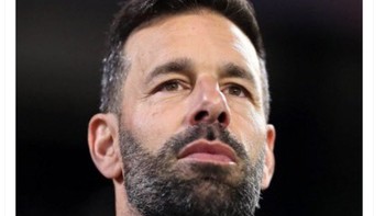 Ada pula yang menyebut seharusnya Ruud Van Nistelrooy yang terus melatih MU. Foto: X.com