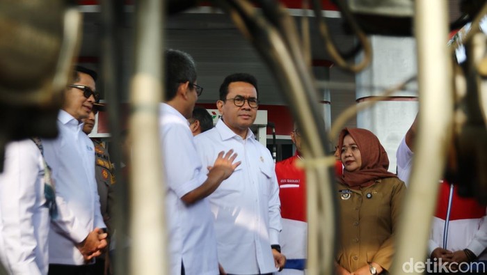 Mendag Budi Santoso pantau langsung SPBU curang di Jakal Km 10, Ngaglik, Sleman, Senin (25/11/2024).