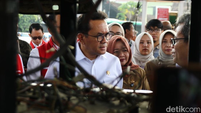 Menteri Perdagangan, Budi Santoso, saat melakukan sidak SPBU di Jakal, Sleman, Senin (25/11/2024).