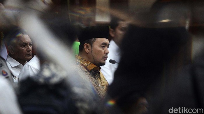 Menteri Koordinator bidang Politik dan Keamanan (Menko Polkam) Budi Gunawan (BG) dan Ketua KPU RI Mochammad Afifuddin memberikan pernyataan pers di Jakarta, Senin (25/11/2024) terkait persiapan pemungutan suara Pilkada serentak 2024. Budi Gunawan mengatakan, pemerintah melalui kementerian dan lembaga terkait, bersama TNI dan Polri memastikan Pilkada Serentak yang jatuh pada 27 November siap untuk dilaksanakan.