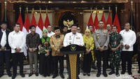 Budi Gunawan menggelar jumpa pers usai rapat dengan Ketua KPU Mochammad Afifuddin di Kemenko Polkam, Jakarta, Senin (25/11/2024).