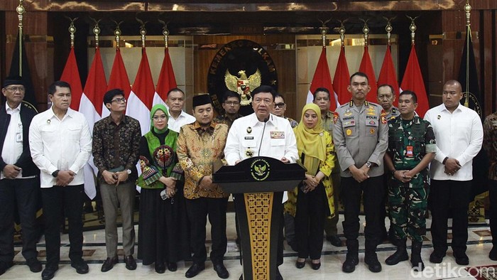 Menko Polkam-KPU Pastikan Pilkada Serentak Berjalan Baik Menteri Koordinator bidang Politik dan Keamanan (Menko Polkam) Budi Gunawan (BG) dan Ketua KPU RI Mochammad Afifuddin memberikan pernyataan pers di Jakarta, Senin (25/11/2024) terkait persiapan pemungutan suara Pilkada serentak 2024. Budi Gunawan mengatakan, pemerintah melalui kementerian dan lembaga terkait, bersama TNI dan Polri memastikan Pilkada Serentak yang jatuh pada 27 November siap untuk dilaksanakan.