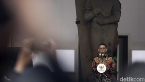 Fadli Zon memberikan sambutan usai membuka pameran Pesona Keris Nusantara. Dalam pameran ini, Fadli Zon turut memamerkan 40 keris miliknya.