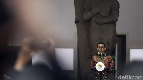 Menteri Kebudayaan Fadli Zon bersama Wamenbud, Giring Ganesha membuka pameran 'Pesona Keris Nusantara' di Museum Nasional, Jakarta, Senin (25/11/2024). Pameran ini bertepatan dengan status keris Indonesia yang ditetapkan menjadi warisan budaya tak benda dunia oleh UNESCO pada 25 November 2024.Lebih dari 200 keris dari berbagai daerah di Indonesia dipamerkan.