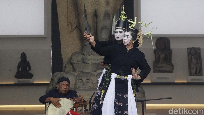 Menteri Kebudayaan Fadli Zon bersama Wamenbud, Giring Ganesha membuka pameran 'Pesona Keris Nusantara' di Museum Nasional, Jakarta, Senin (25/11/2024). Pameran ini bertepatan dengan status keris Indonesia yang ditetapkan menjadi warisan budaya tak benda dunia oleh UNESCO pada 25 November 2024.Lebih dari 200 keris dari berbagai daerah di Indonesia dipamerkan.
