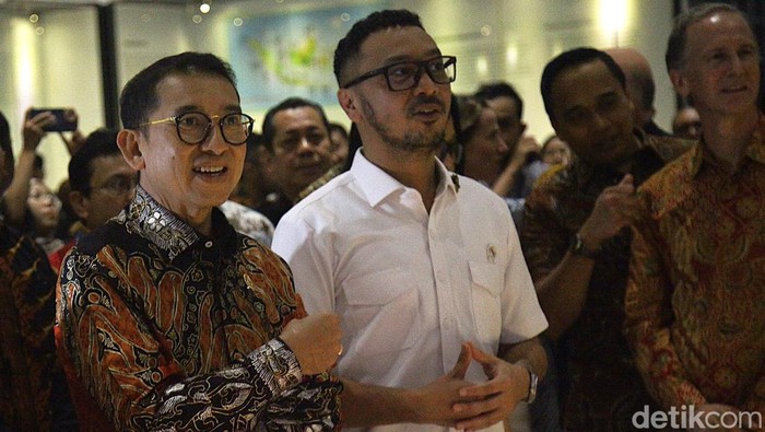 Menteri Kebudayaan Fadli Zon bersama Wamenbud, Giring Ganesha membuka pameran 'Pesona Keris Nusantara' di Museum Nasional, Jakarta, Senin (25/11/2024). Pameran ini bertepatan dengan status keris Indonesia yang ditetapkan menjadi warisan budaya tak benda dunia oleh UNESCO pada 25 November 2024.Lebih dari 200 keris dari berbagai daerah di Indonesia dipamerkan.
