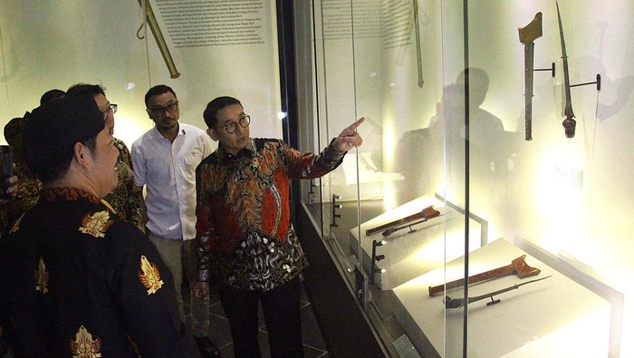 Menteri Kebudayaan Fadli Zon bersama Wamenbud, Giring Ganesha membuka pameran Pesona Keris Nusantara di Museum Nasional, Jakarta, Senin (25/11/2024). Pameran ini bertepatan dengan status keris Indonesia yang ditetapkan menjadi warisan budaya tak benda dunia oleh UNESCO pada 25 November 2024.Lebih dari 200 keris dari berbagai daerah di Indonesia dipamerkan.