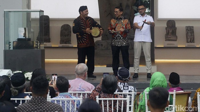Menteri Kebudayaan Fadli Zon bersama Wamenbud, Giring Ganesha membuka pameran 'Pesona Keris Nusantara' di Museum Nasional, Jakarta, Senin (25/11/2024). Pameran ini bertepatan dengan status keris Indonesia yang ditetapkan menjadi warisan budaya tak benda dunia oleh UNESCO pada 25 November 2024.Lebih dari 200 keris dari berbagai daerah di Indonesia dipamerkan.