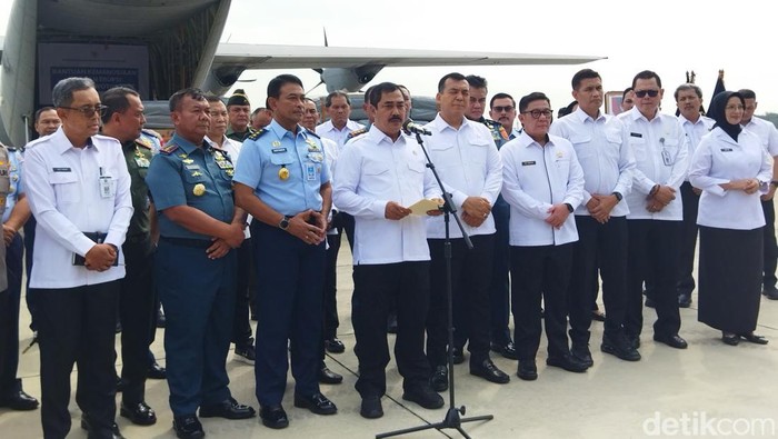 Menteri Imipas Agus Andrianto bersama Wamen Imipas Silmy Karim didampingi Wakil Kepala Staf Angkatan Udara (Wakasau), Marsdya TNI Andyawan Martono Putra memimpin langsung pengiriman bantuan bagi korban erupsi Gunung Lewotobi Laki-laki di Lanud Halim Perdanakusuma (Fadil/detikcom).