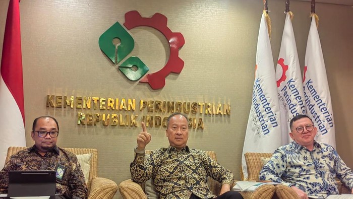 Menteri Perindustrian Agus Gumiwang Kartasasmita