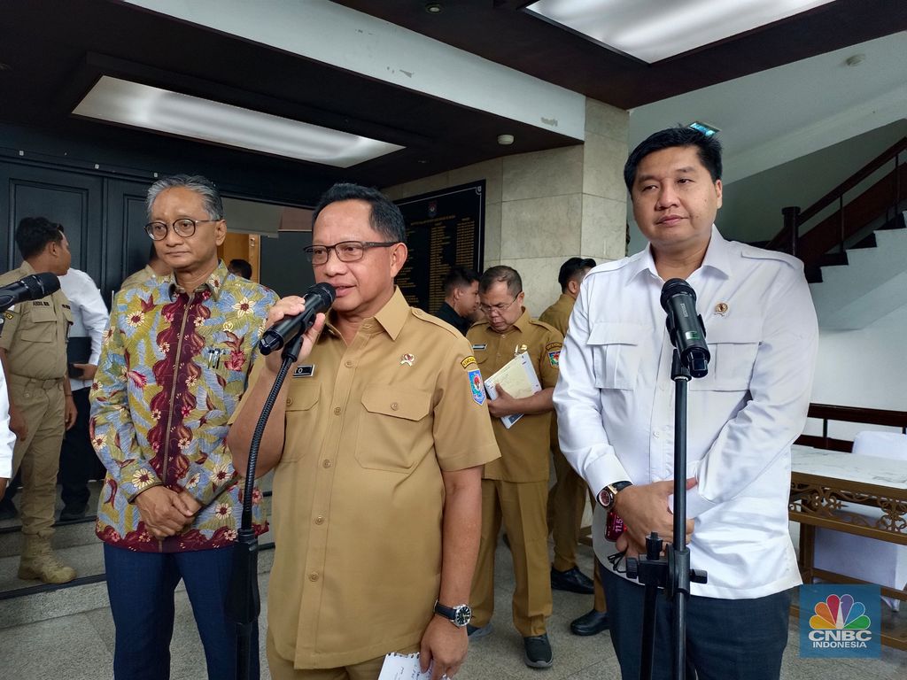 Menteri Perumahan dan Kawasan Permukiman (PKP) Maruar Sirait, Menteri Pekerjaan Umum (PU) Dody Hanggodo, dan Menteri Dalam Negeri (Mendagri) Tito Karnavian melakukan penandatangan SKB di kantor Kemendagri, Jakarta, Senin (25/11/2024). (CNBC Indonesia/Martya Sari)