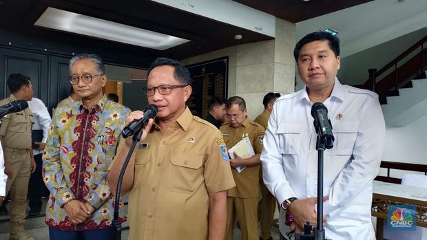 Menteri Perumahan dan Kawasan Permukiman (PKP) Maruar Sirait, Menteri Pekerjaan Umum (PU) Dody Hanggodo, dan Menteri Dalam Negeri (Mendagri) Tito Karnavian melakukan penandatangan SKB di kantor Kemendagri, Jakarta, Senin (25/11/2024). (CNBC Indonesia/Martya Sari)