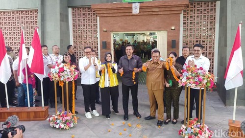 Menteri UMKM Maman Abdurrahman beserta undangan saat meresmikan Pasar Umum Negara, Kabupaten Jembrana, Senin (25/11/2024). (Foto: I Putu Adi Budiastrawan/detikBali).