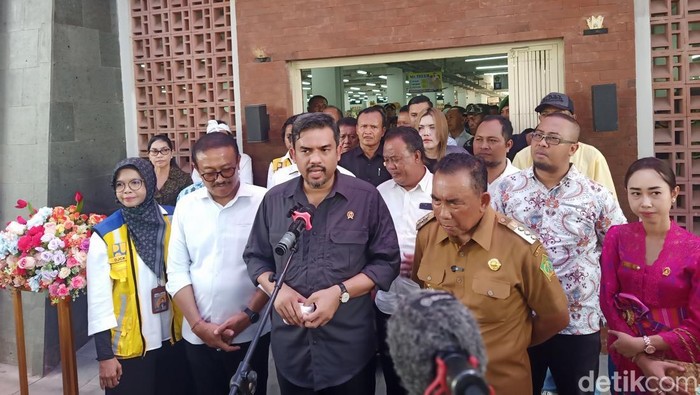 Menteri Usaha Mikro Kecil dan Menengah (UMKM) Maman Abdurrahman memberikan keterangan pers seusai meresmikan Pasar Umum Negara di Kabupaten Jembrana, Bali, Senin (25/11/2024). (Foto: I Putu Adi Budiastrawan/detikBali)