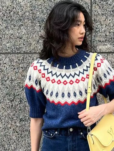 Model Hush Cut di Rambut Sedang Tampilan model hush cut di rambut medium.