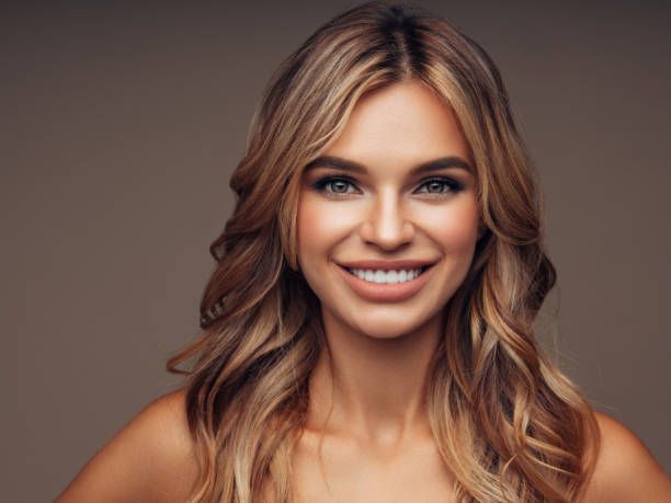 Model rambut Warna pirang muda dan cokelat sedang untuk rambut kulit sawo matang.