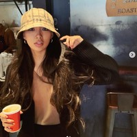 Tak sedikit netizen yang tercengang saat tahu Moon Gabi dan Jung Woo Sung tidak pernah berpacaran. Jung Woo Sung juga enggan menikahi Moon Gabi meskipun model itu sudah melahirkan anak mereka. Foto: dok. Instagram @iamchocobi