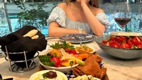 Hidangan berupa salad hingga aneka makanan lainnya jadi menu makanan utama Natasha. Foto: Instagram @natashawilona12