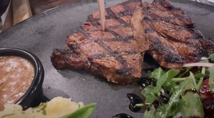 Ngeri! Wanita Ini Temukan Belatung Saat Makan Steak di Restoran