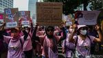 Pakai Baju Pink, Aliansi Perempuan Jalan Kaki ke Patung Kuda