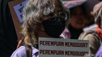 Dalam aksinya mereka menggugat negara yang dinilai memiliki andil besar atas penindasan dan eksploitasi yang dialami oleh perempuan. 