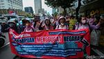 Pakai Baju Pink, Aliansi Perempuan Jalan Kaki ke Patung Kuda