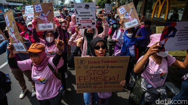 Pakai Baju Pink, Aliansi Perempuan Jalan Kaki ke Patung Kuda