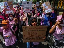 Pakai Baju Pink, Aliansi Perempuan Jalan Kaki ke Patung Kuda