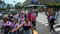 Mereka juga meminta pemerintah untuk memprioritaskan agenda penghapusan kekerasan terhadap perempuan dengan menerbitkan Instruksi Presiden untuk percepatan implementasi UU TPKS No.12/2022, UU PKDRT No 23/2004, pengesahan RUU PPRT dan penegakan hukum lain yang berpihak pada perempuan. 