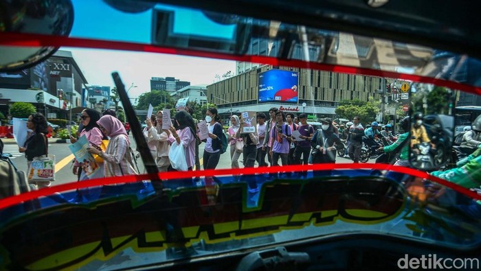 Aliansi Perempuan Indonesia (API) melakukan longmarch ke Patung Kuda, Jakarta. Mereka 