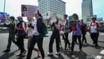 Pakai Baju Pink, Aliansi Perempuan Jalan Kaki ke Patung Kuda