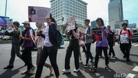 Aliansi Perempuan Indonesia (API) bersama sejumlah aktivis melakukan longmarch di Kawasan Sarinah, Jakarta, Senin (25/11/2024). 