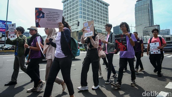 Aliansi Perempuan Indonesia (API) melakukan longmarch ke Patung Kuda, Jakarta. Mereka 