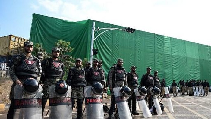 Paramilitary soldiers deploy at the Red Zone area blocked with shipping containers ahead of a protest rally by supporters of jailed former prime minister Imran Khans Pakistan Tehreek-e-Insaf (PTI) party in Islamabad on November 24, 2024. Authorities block roads in Islamabad with shipping containers and set up beefed up security after jailed opposition leader Imran Khans Pakistan Tehreek-e-Insaf (PTI) party calls for fresh protests to demand his release. (Photo by Aamir QURESHI / AFP)