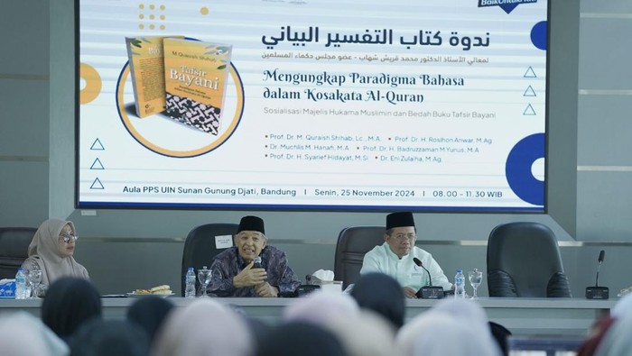 Pusat Studi Al-Quran (PSQ), Majelis Hukama Muslimin (MHM), dan UIN Sunan Gunung Djati Bandung mengadakan seminar bertajuk “Mengungkap Paradigma Bahasa dalam Kosakata Al-Qur’an: Sosialisasi Majelis Hukama Muslimin dan Bedah Buku Tafsir Bayani”. Acara berlangsung di Aula Pascasarjana UIN Sunan Gunung Djati Bandung, Jawa Barat, Senin (25/11/2024).