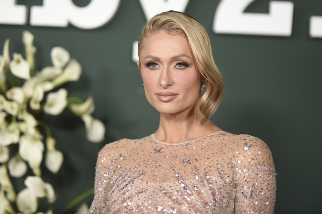 Paris mengungkapkan, saat ia berusia 8 tahun, ibunya, Kathy Hilton, sudah memberinya wejangan penting tentang perawatan kulit. Ibuku berkata, Paris, jauhi sinar matahari, dan dia mengajarkanku cara perawatan kulit 10 langkah yang luar biasa, katanya. (Foto: Richard Shotwell/Invision/AP)