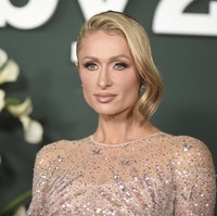Paris mengungkapkan, saat ia berusia 8 tahun, ibunya, Kathy Hilton, sudah memberinya wejangan penting tentang perawatan kulit. Ibuku berkata, Paris, jauhi sinar matahari, dan dia mengajarkanku cara perawatan kulit 10 langkah yang luar biasa, katanya. (Foto: Richard Shotwell/Invision/AP)
