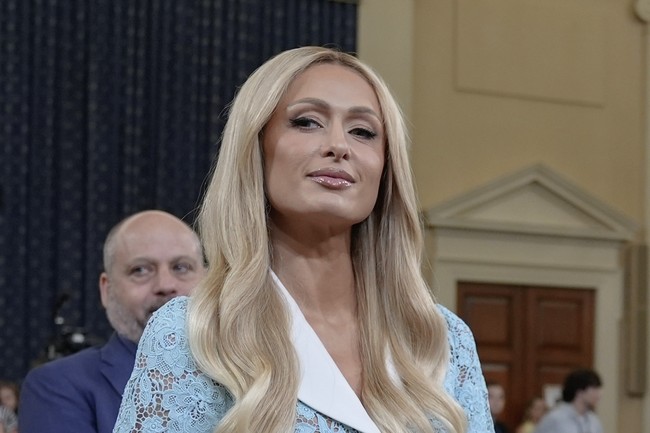 Paris Hilton bisa saja memilih prosedur kecantikan seperti operasi plastik dan Botox untuk tetap terlihat awet muda. Namun, pewaris kerajaan hotel Hilton itu memilih cara alami yang diajarkan sang ibu sejak kecil. (Foto: AP Photo/Mariam Zuhaib)