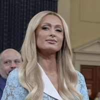 Paris Hilton bisa saja memilih prosedur kecantikan seperti operasi plastik dan Botox untuk tetap terlihat awet muda. Namun, pewaris kerajaan hotel Hilton itu memilih cara alami yang diajarkan sang ibu sejak kecil. (Foto: AP Photo/Mariam Zuhaib)
