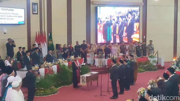 Pelantikan 4 pimpinan DPRD Kota Medan periode 2024-2029 (Foto: Nizar Aldi/detikSumut)