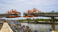 Suasana proyek pembangunan jalan Tol Kamal-Teluknaga-Rajeg atau tol PIK 2 di Kosambi, Kabupaten Tangerang, Banten, Minggu (24/11/2024). 
