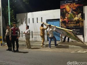 Penyelenggara Pemilu Banyuwangi Bersih-bersih APK saat Masa Tenang